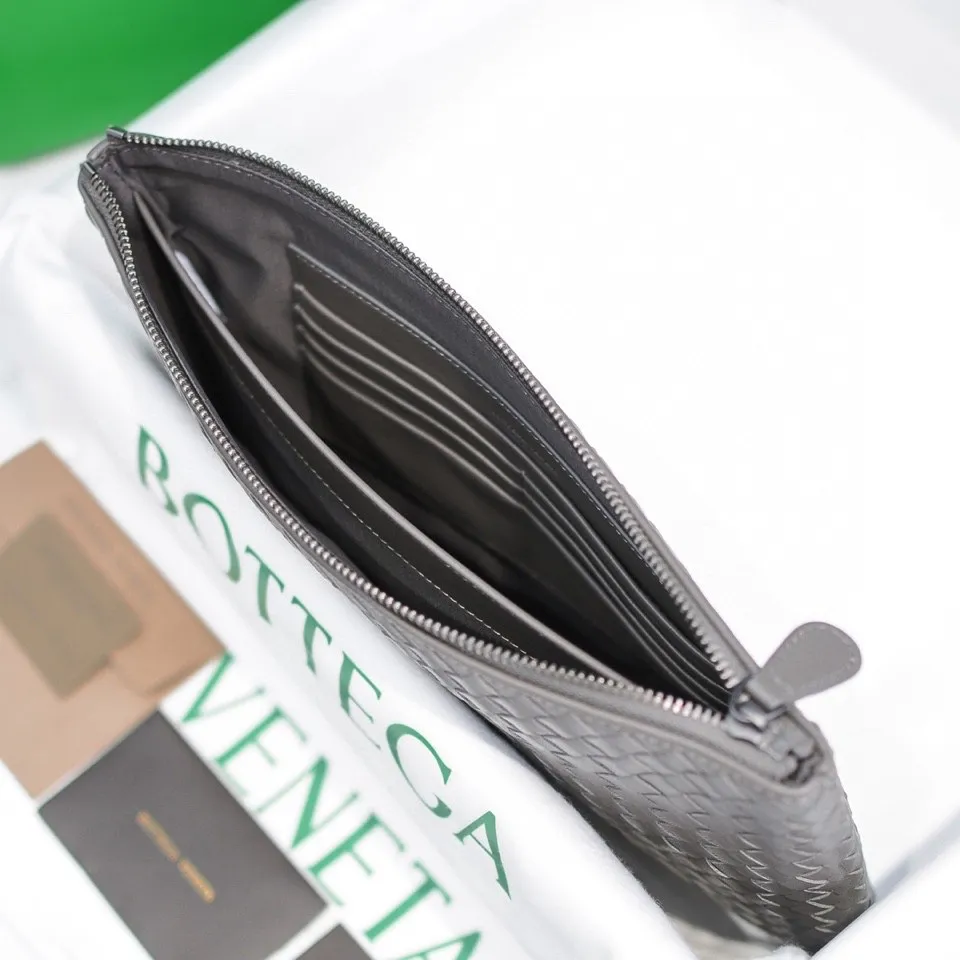 460 BOTTEGA VENETA 2020 early autumn new woven lambskin storage bag. This handbag is slim and compact, but has ample space. It is made of high-grade lambskin material and handmade using the iconic INTRECCIATO leather weaving process. The interior is equipped with 1 zipper pocket and 6 card pockets. The interior is lined with imported coffee-colored brushed cloth and equipped with leather zipper pullers. Size: 30*20 Model: 80-3